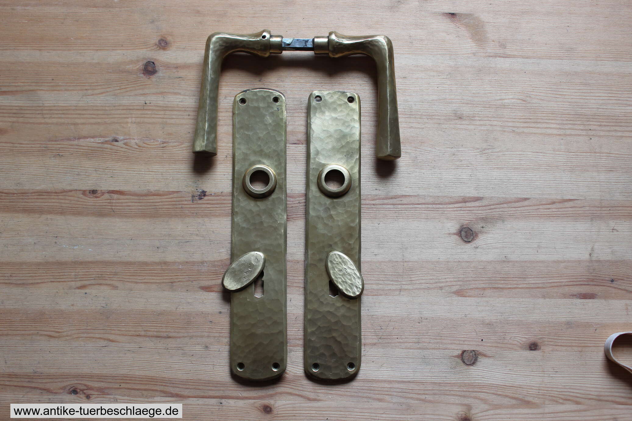 Gehämmertes antike Baushausmuster (~ 1930) – Ansicht 1