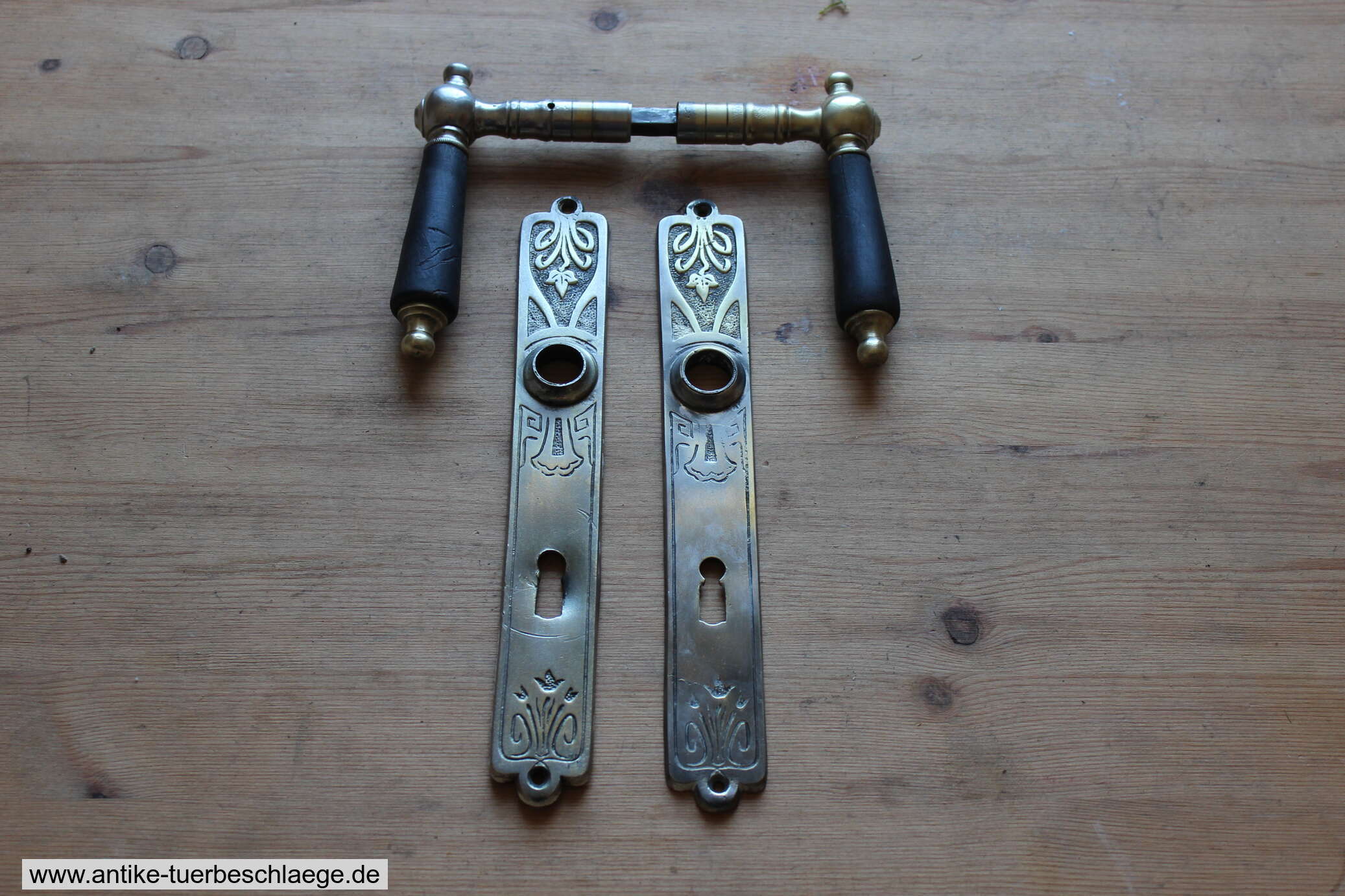 Floraler Jugendstil Türdrückergarnitur 1915 – Ansicht 1