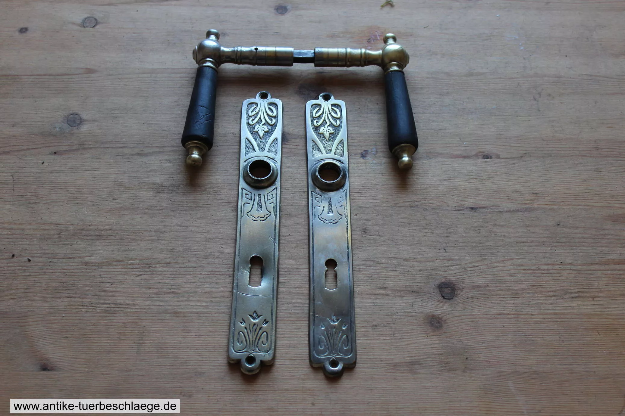 Floraler Jugendstil Türdrückergarnitur 1915 – Ansicht 1