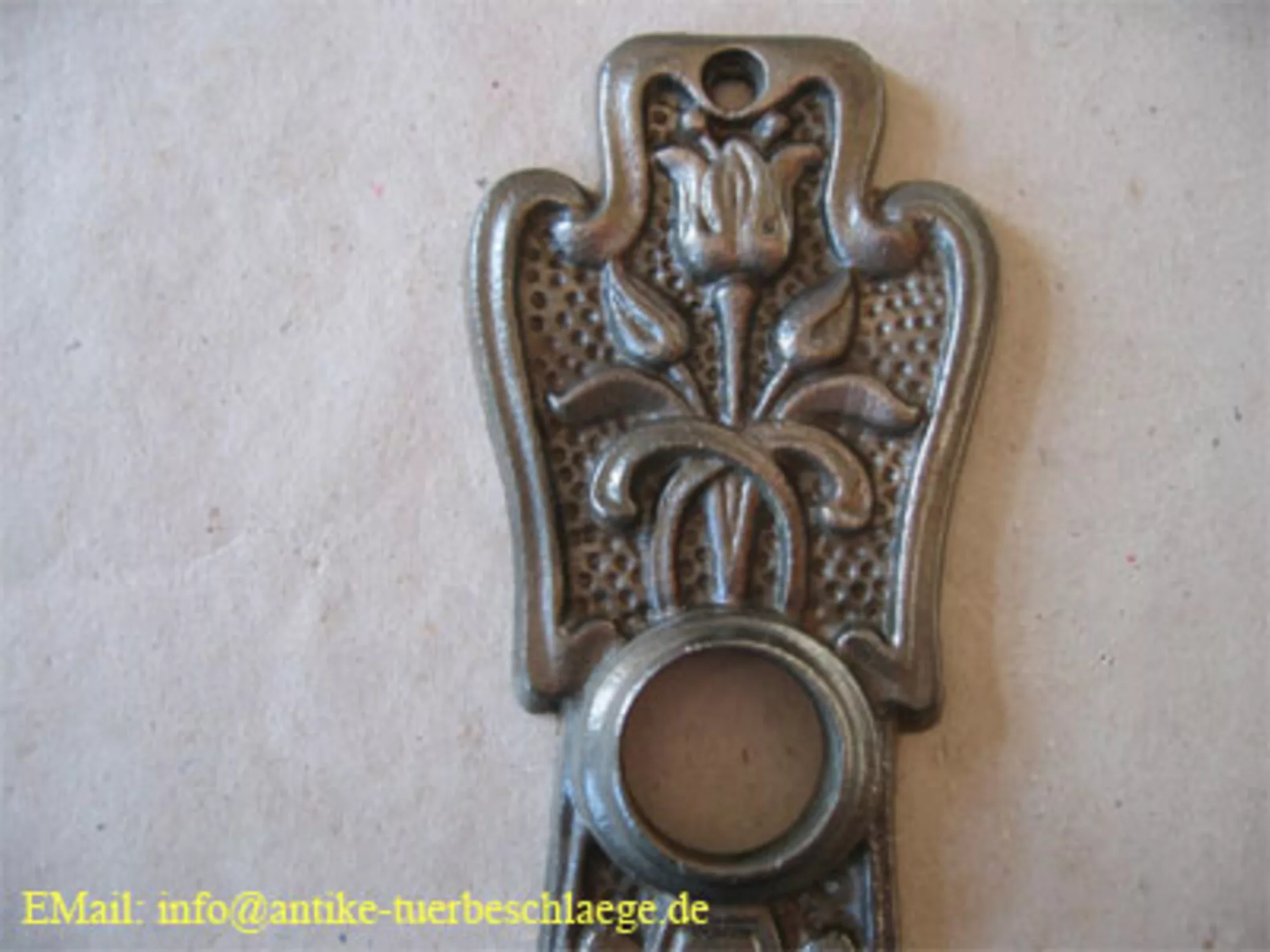 Antiker Türgriff mit floralem Blumenmuster aus dem Jugendstil – Ansicht 1