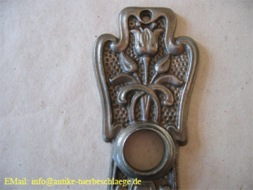 Antiker Türgriff mit floralem Blumenmuster aus dem Jugendstil