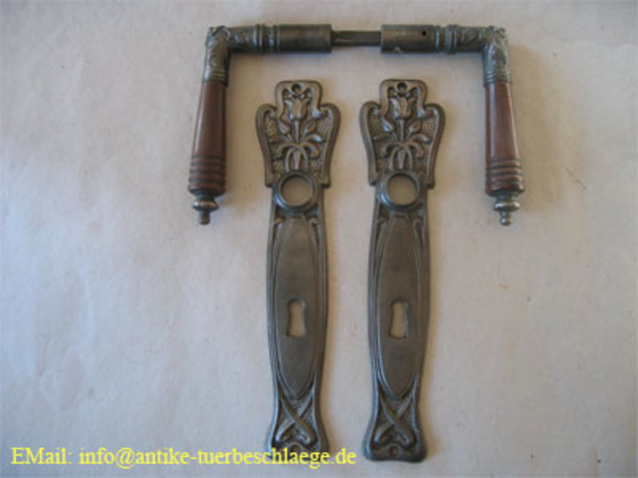 Antiker Türgriff mit floralem Blumenmuster aus dem Jugendstil – Ansicht 2
