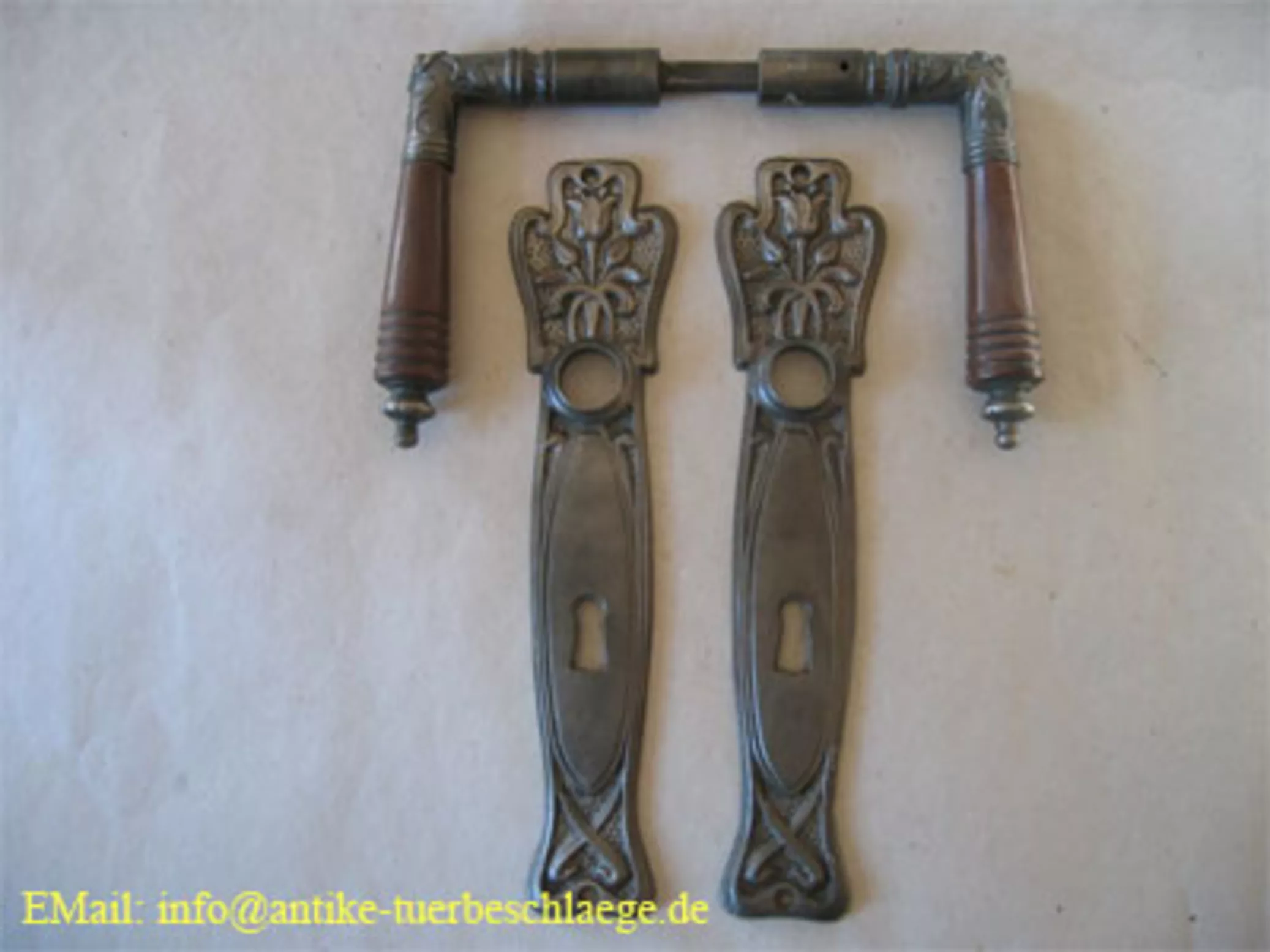Antiker Türgriff mit floralem Blumenmuster aus dem Jugendstil – Ansicht 2