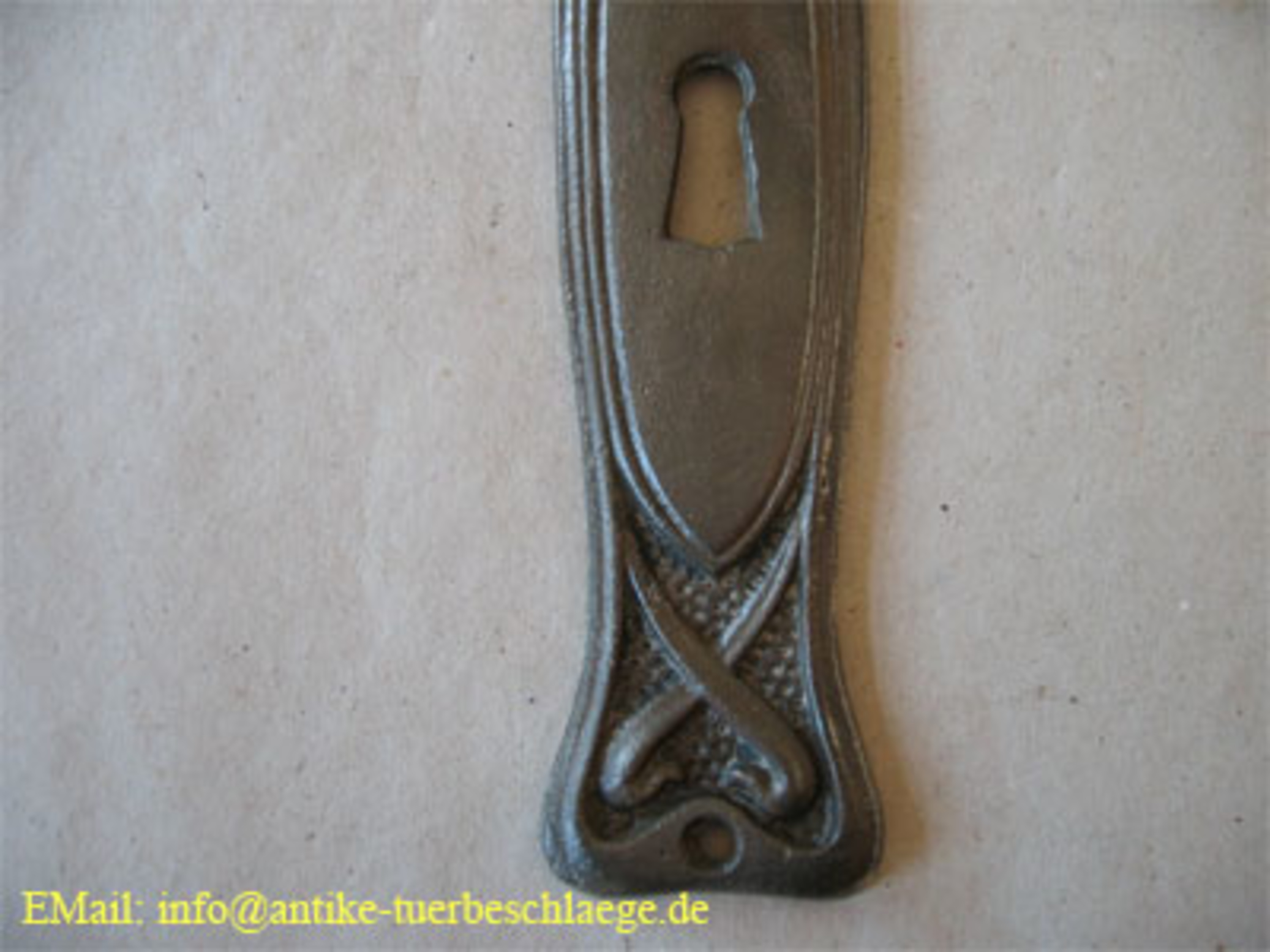 Antiker Türgriff mit floralem Blumenmuster aus dem Jugendstil – Ansicht 3