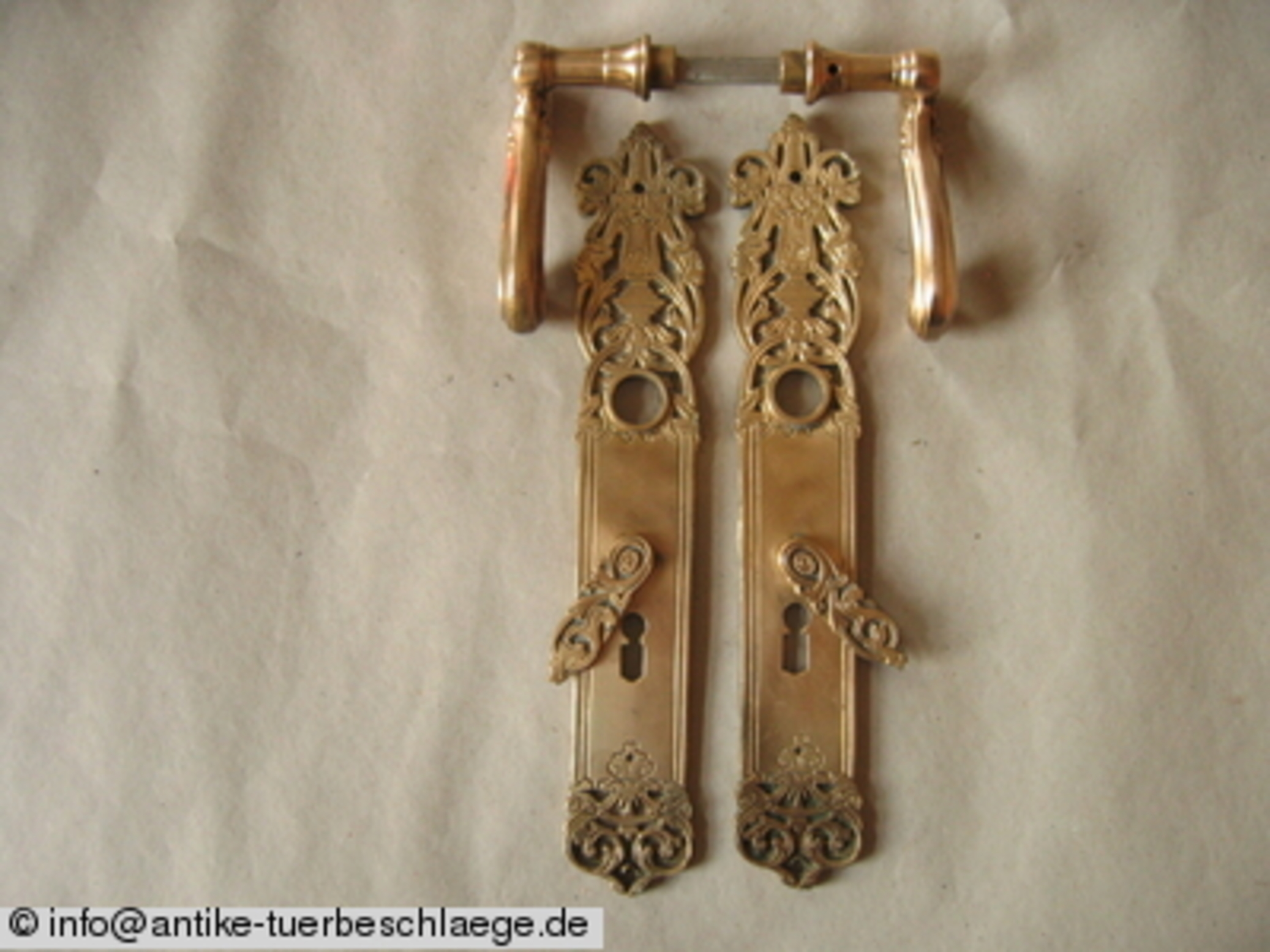 Alter Türbeschlag. Vermutlich aus der Zeit des Klassizismus. – Ansicht 1