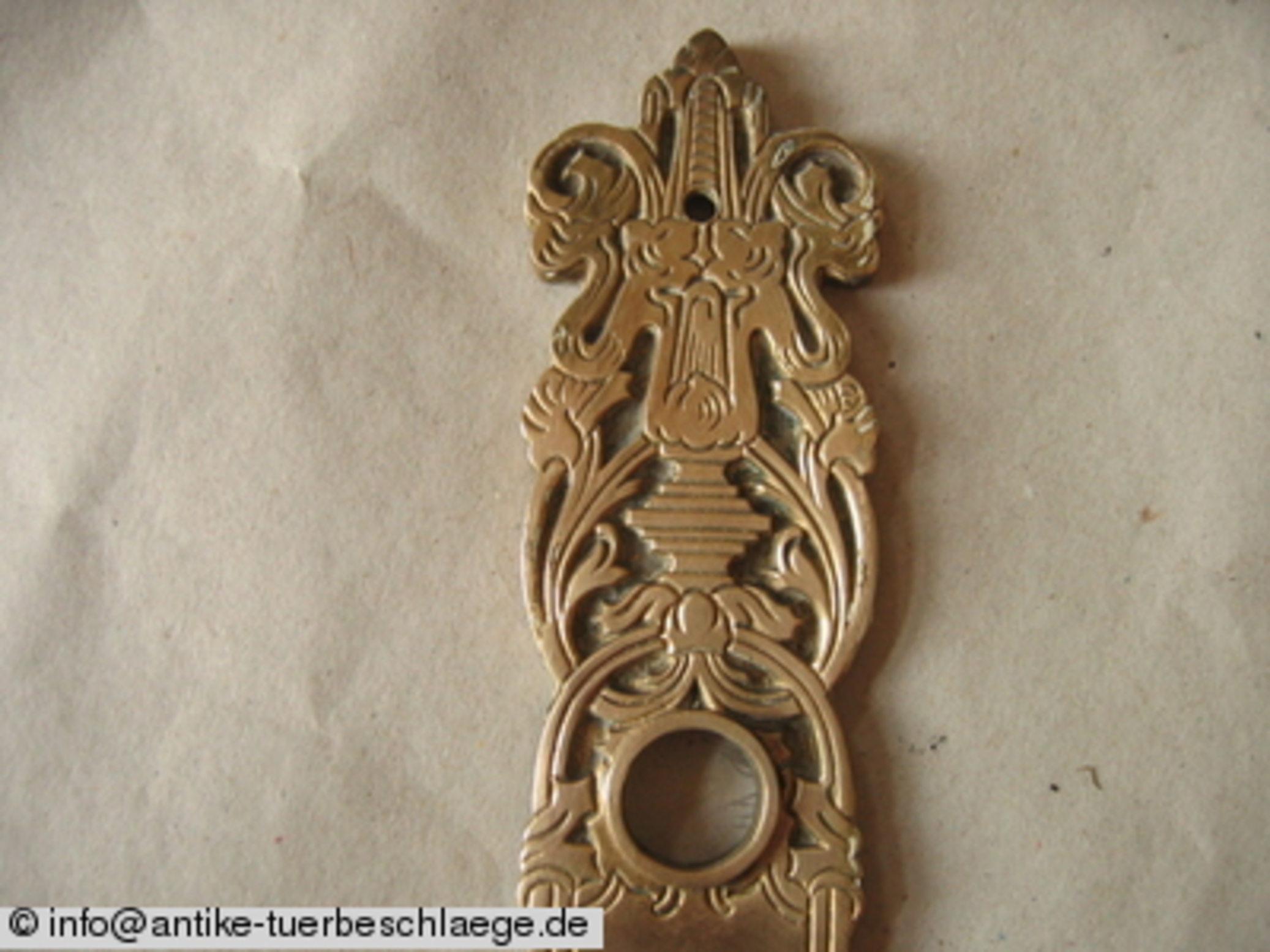 Alter Türbeschlag. Vermutlich aus der Zeit des Klassizismus. – Ansicht 2