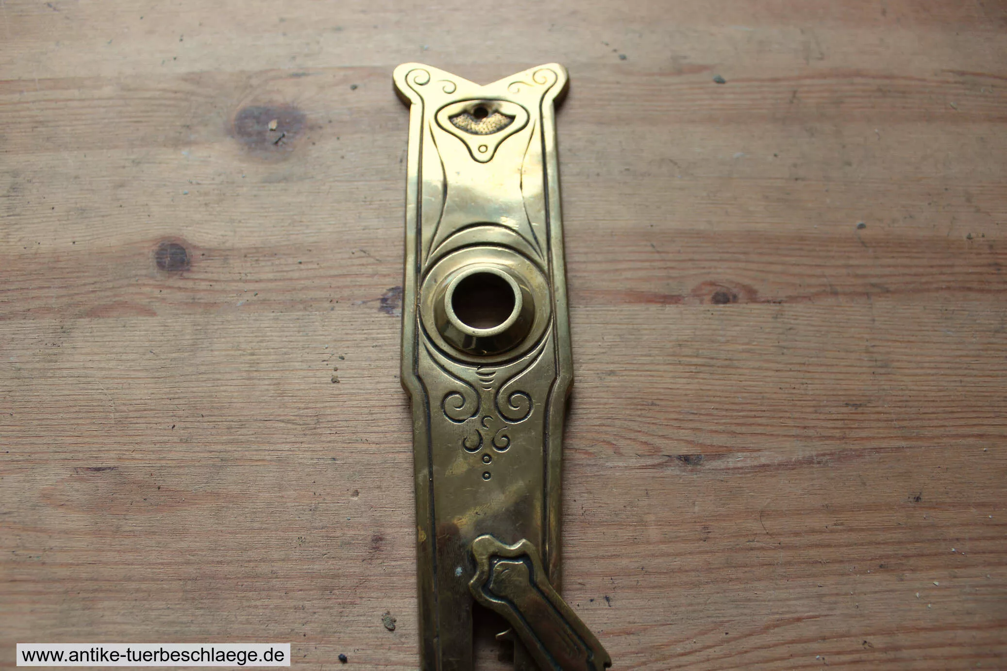 Antiker Türdrücker Jugendstil 1920 – Messing, 7,6 cm – Ansicht 2