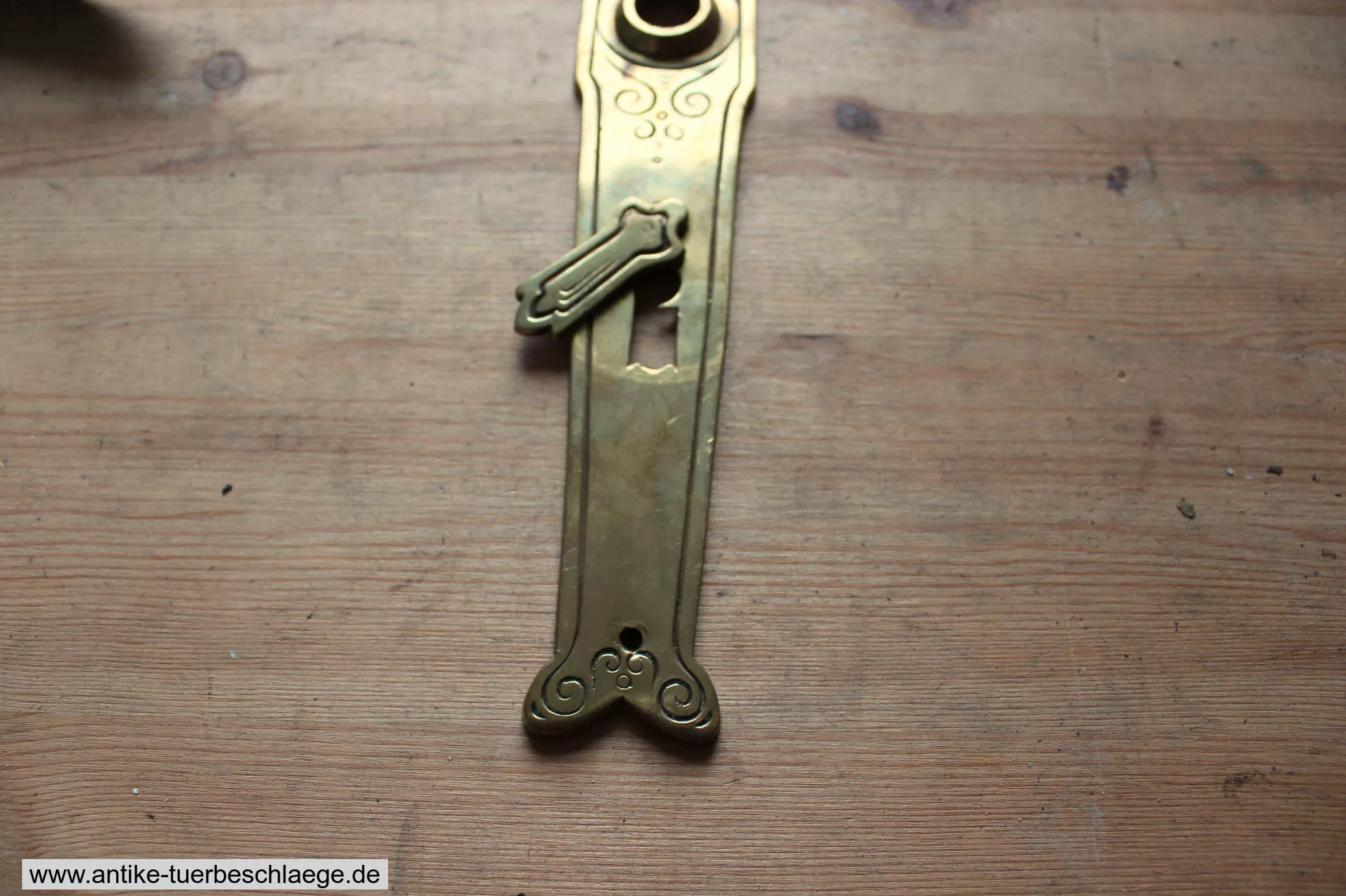 Antiker Türdrücker Jugendstil 1920 – Messing, 7,6 cm – Ansicht 3