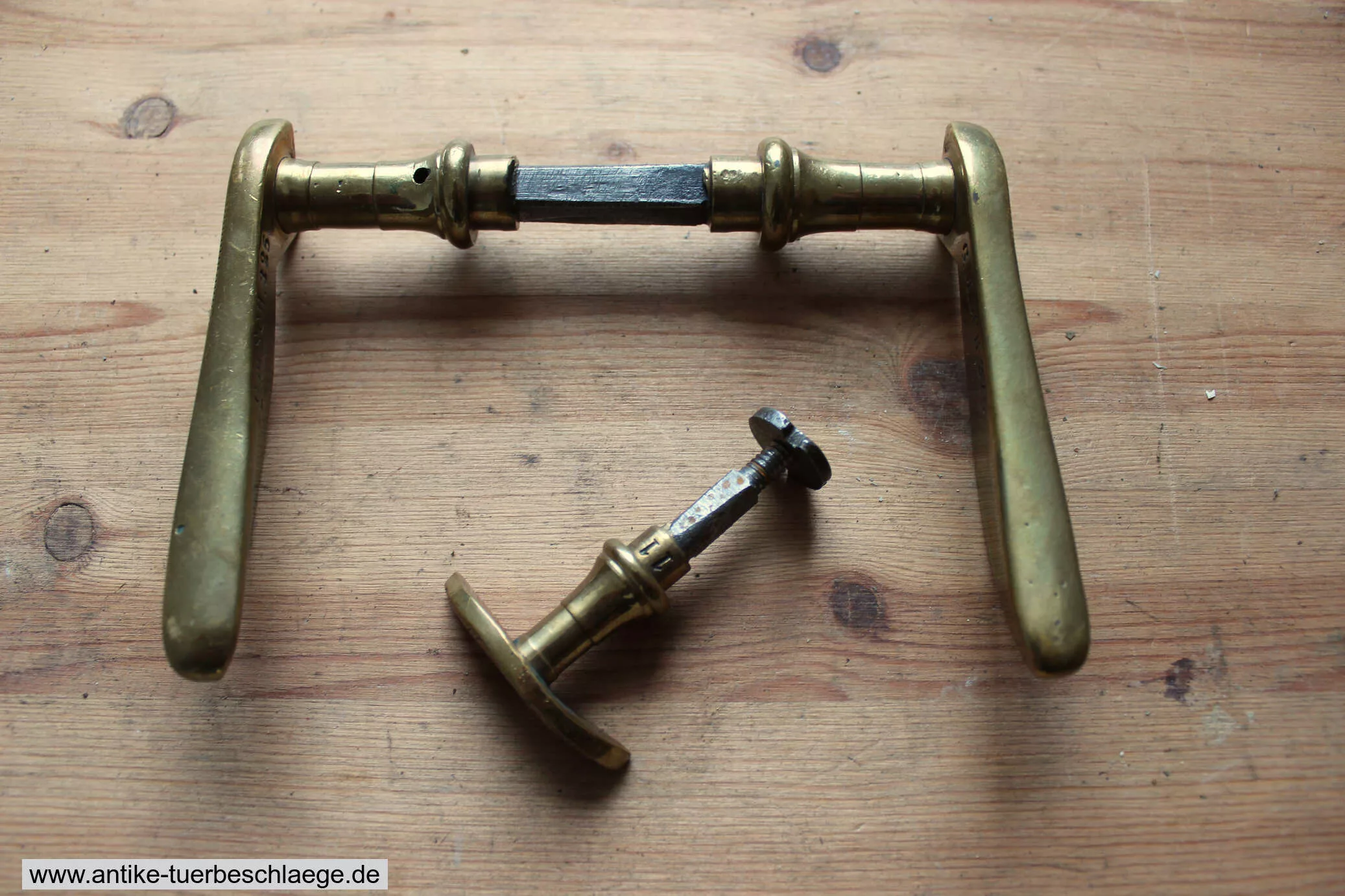 Antiker Türdrücker Jugendstil 1920 – Messing, 7,6 cm – Ansicht 4