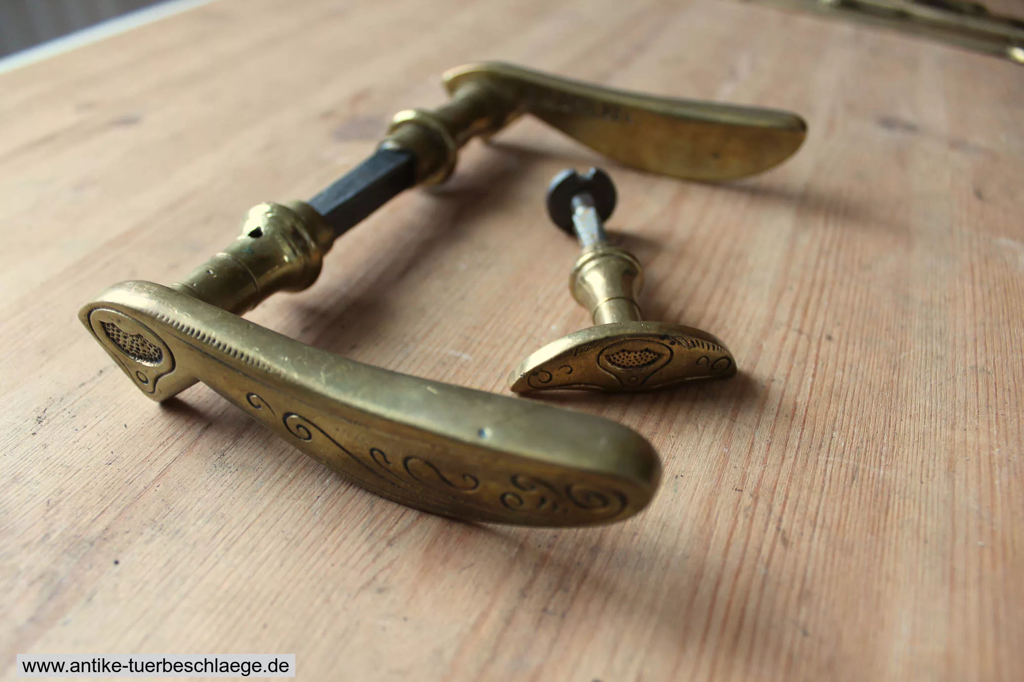 Antiker Türdrücker Jugendstil 1920 – Messing, 7,6 cm – Ansicht 5