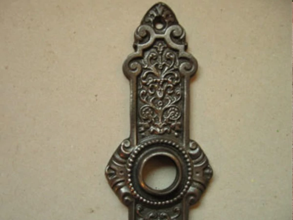 Oberteil eines antiken Gründerzeit-Langschildes aus Gusseisen mit floralem Rankenornament, Voluten und Perlstab-Rosette