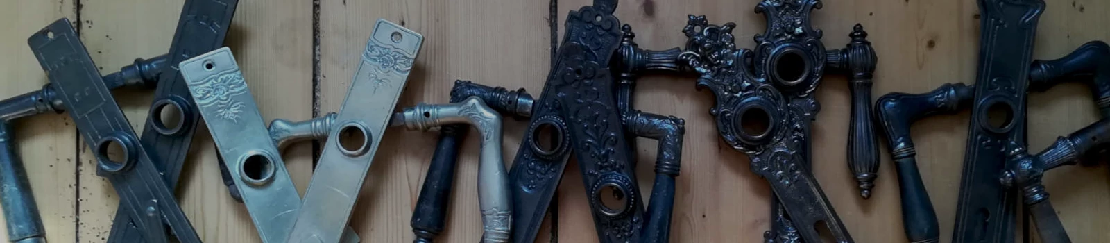 Antike Türklinken und Türbeschläge aus Jugendstil und Gründerzeit auf Holz