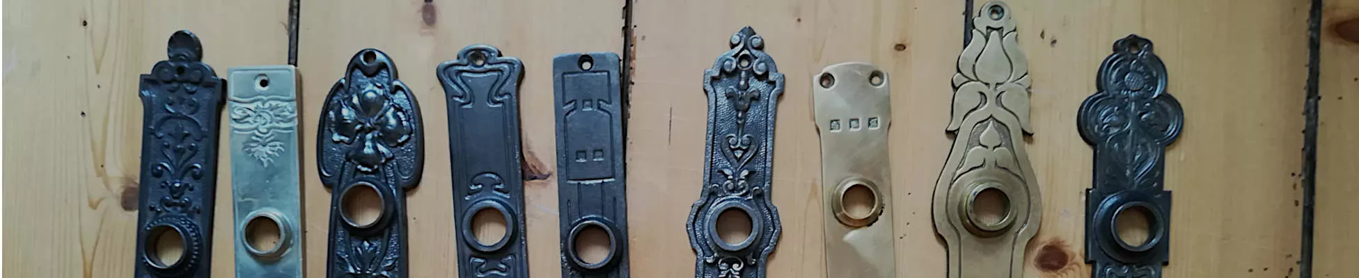 Antike Jugendstil Türklinken und Türbeschläge aus Messing und Gusseisen