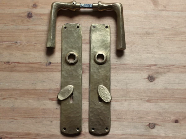 Art Déco Türbeschlag aus gehämmertem Messing mit schlichten geometrischen Formen, Übergang vom Jugendstil um 1920