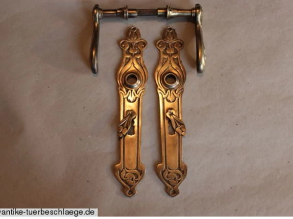 Florale Jugendstil Türklinke aus Messing mit Lilienornament auf Langschild, Berliner Stadtvilla um 1915