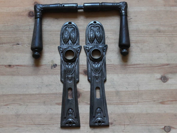 Antiker Jugendstil Türbeschlag aus Gusseisen mit plastischen Blatt- und Knospenmotiven auf Langschild