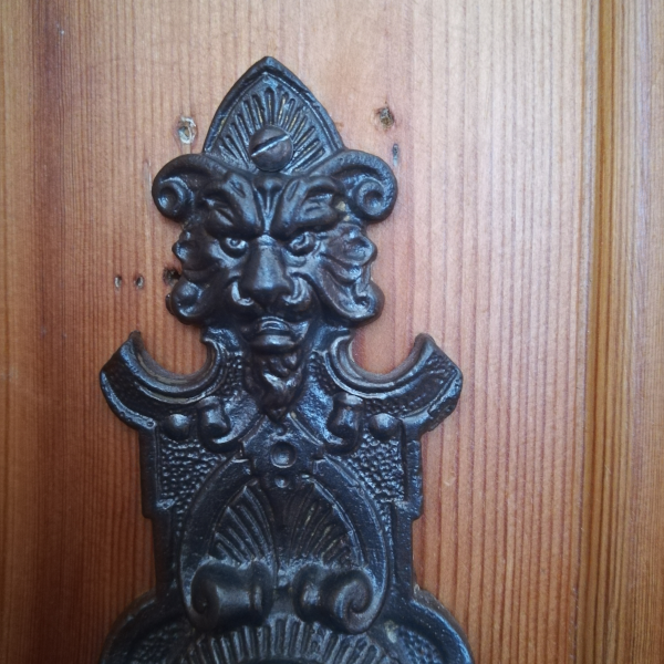 Brünierte Rundkopfschraube